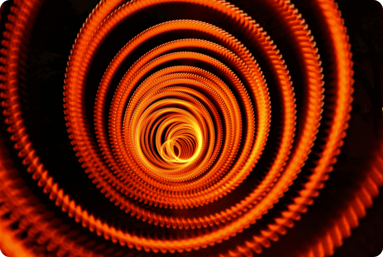 Leuchtende orangefarbene Lichtspirale vor dunklem Hintergrund.