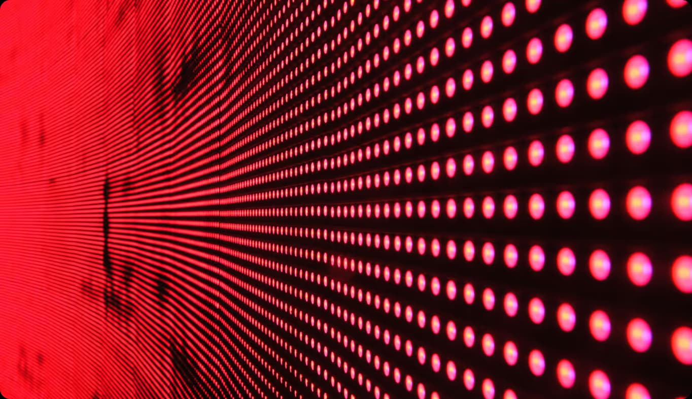 Rote LED-Lichtpunkte in perspektivischer Anordnung als Sinnbild für digitale Prozesse.