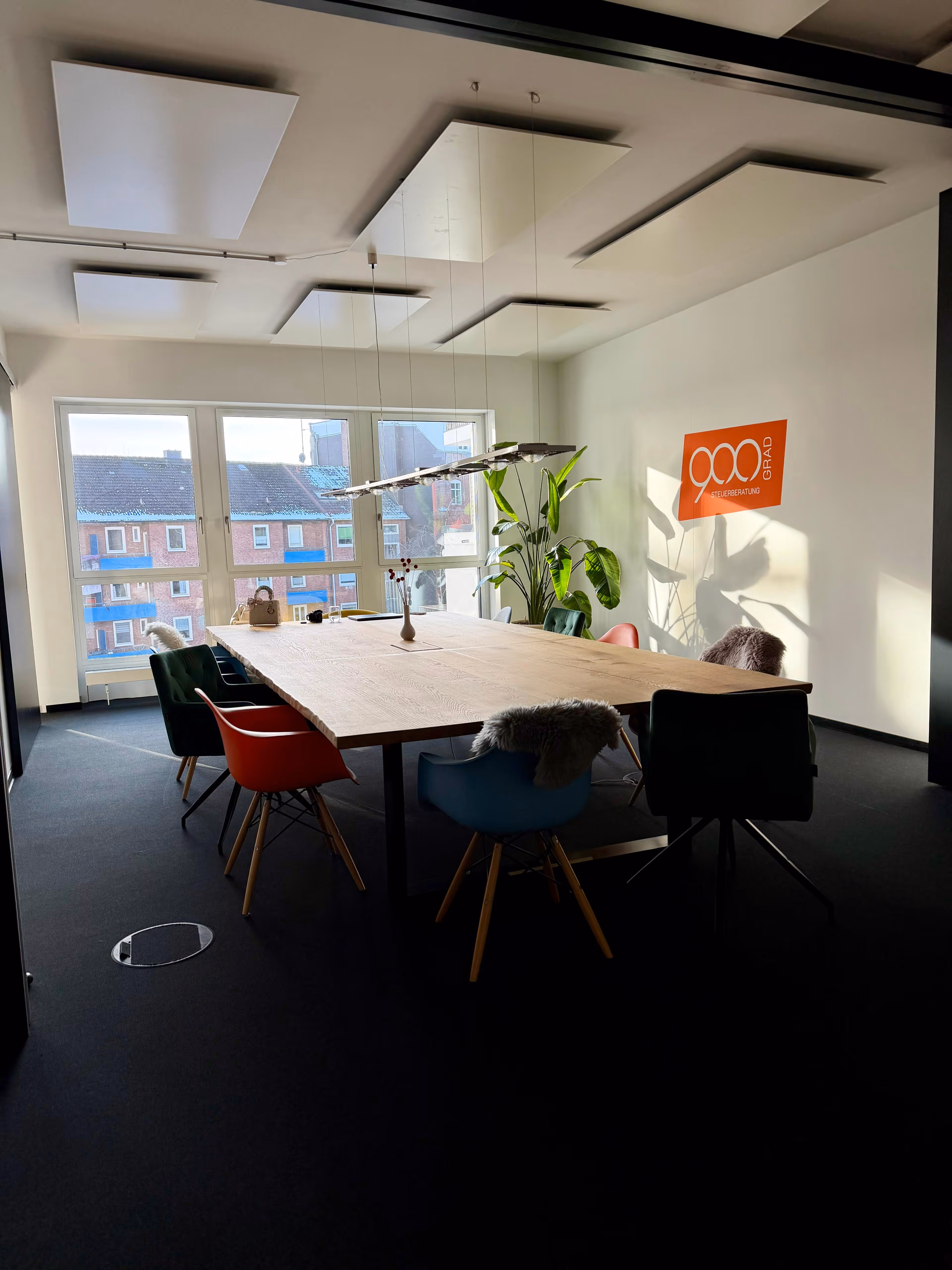 Moderner Büroflur der 900 GRAD Steuerberatung in Hamburg